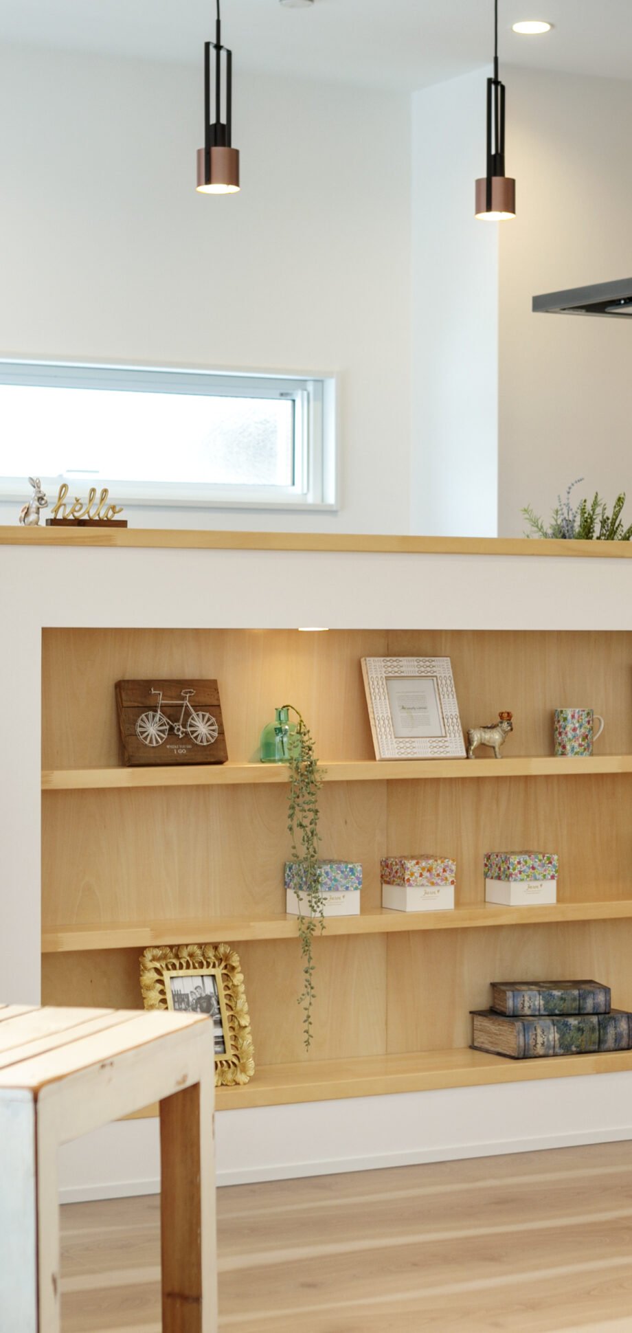 高窓のある二階建てのような平屋